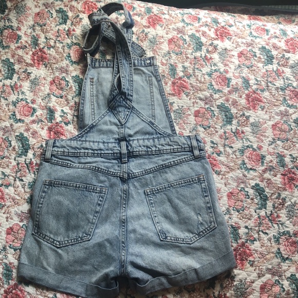 Hi, I'm selling this garment. I bought it a year ago. It's a size zero - Picture 2 of 6